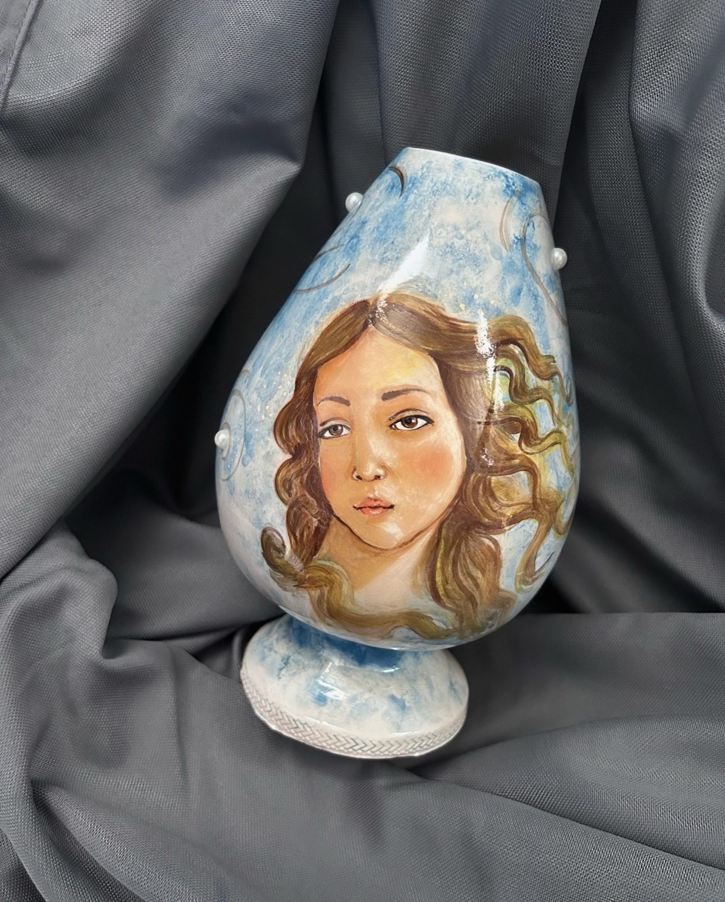 Botticelli'nin Venüs'ünden esinlenen portreli mavi vazo